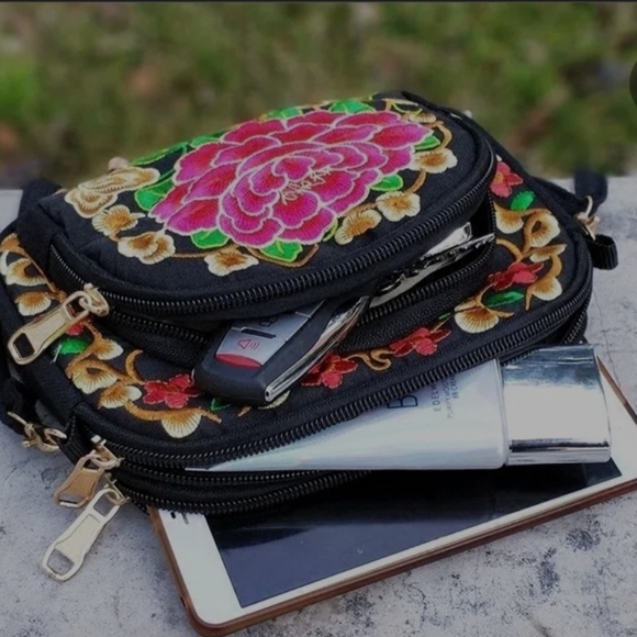 Embroidered Crossbody Bag NWT - Picture 4 of 6